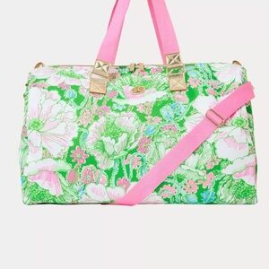 🎉SALE🎉 Lilly Pulitzer Weekender Bag In New print Putting Green Poppyland